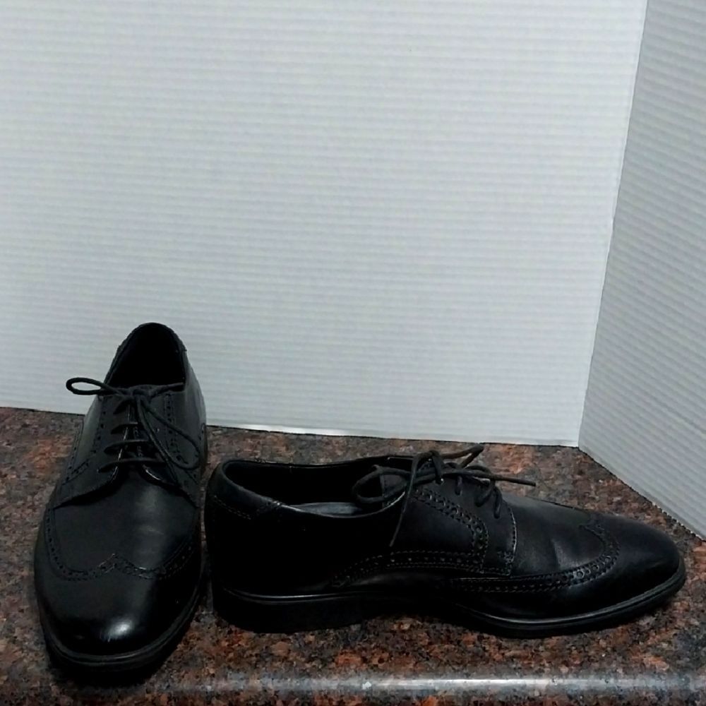 Ecco Black Leather Men's Wing Tip Oxfords.MAY HAVE NEVER BEEN WORN...SIZE 8.